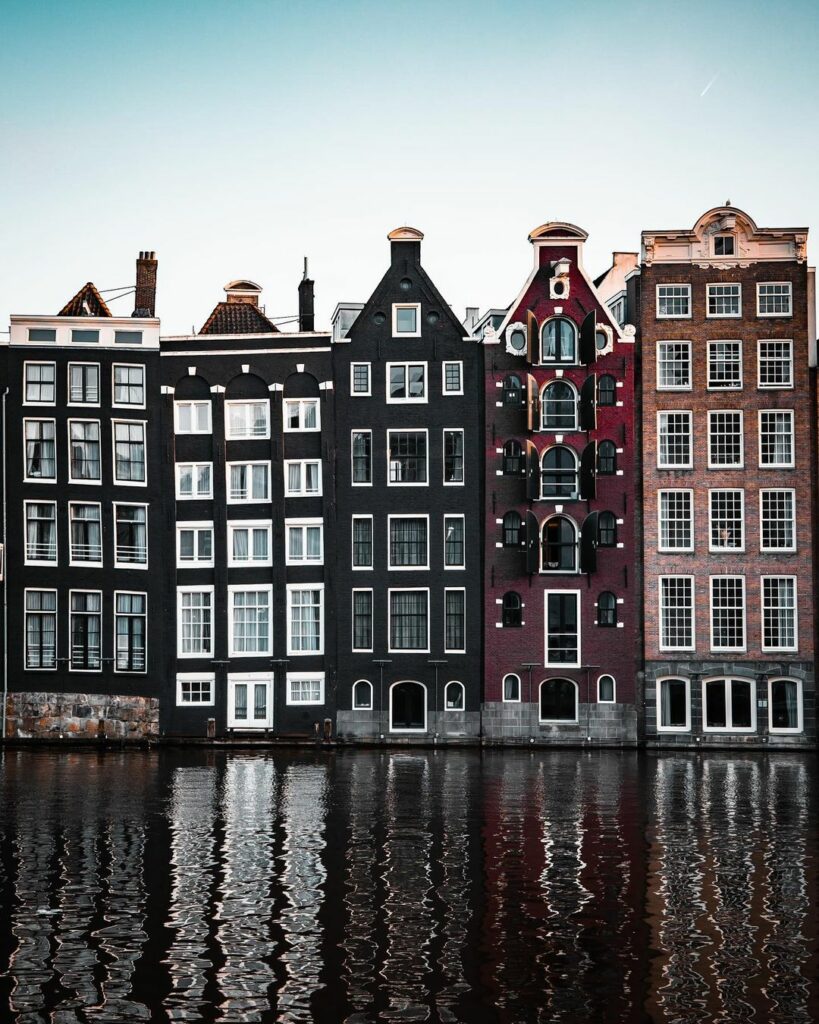 Typische Amsterdam Häuser mitten in der Innenstadt